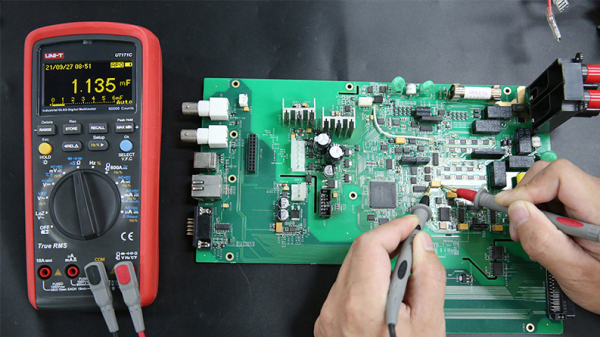 Multimeter UT171C UNI-T med OLED-display og Bluetooth