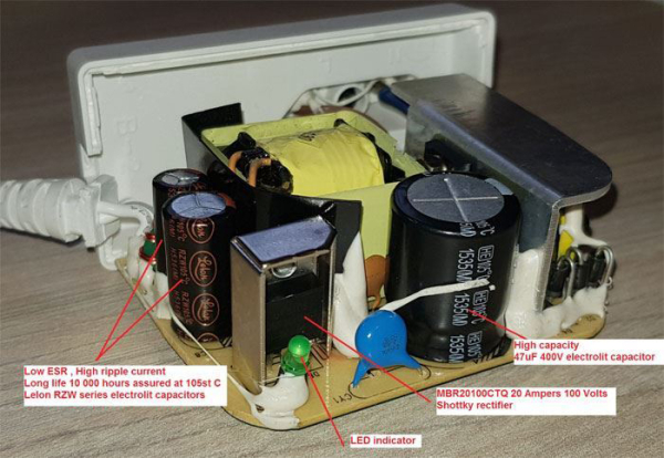 Strømforsyning 12V 2000mA DVE DSA-24PFD-15L, 5,5x2,5mm, 2m kabel, indikatorlys