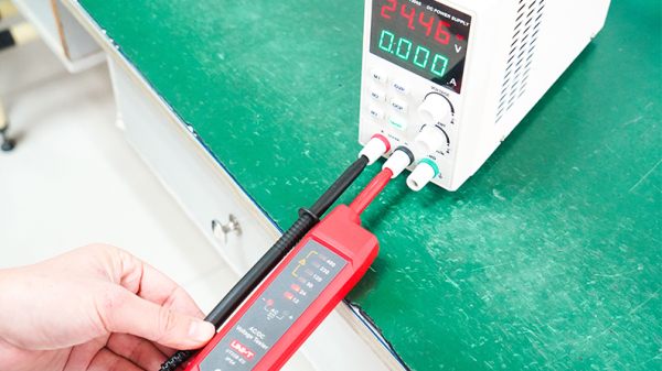 Spændingstester 12V til 400V AC/DC UNI-T UT22B-EU uden batteri, IP54, faldbeskyttelse 2m