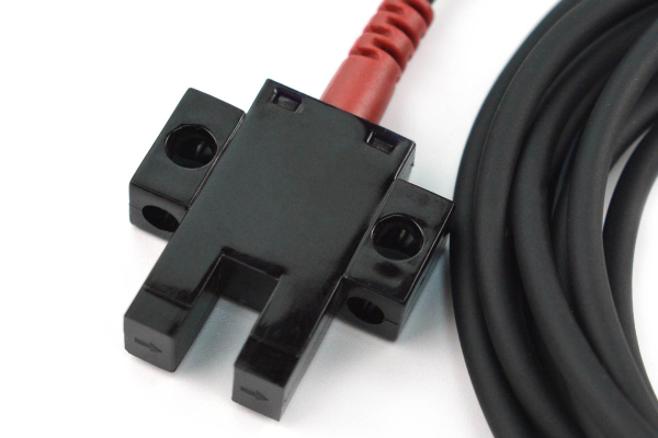 Photoelectric Switch 4-Wire Slot, 10-30V, 5mm Detect, PNP, IP50