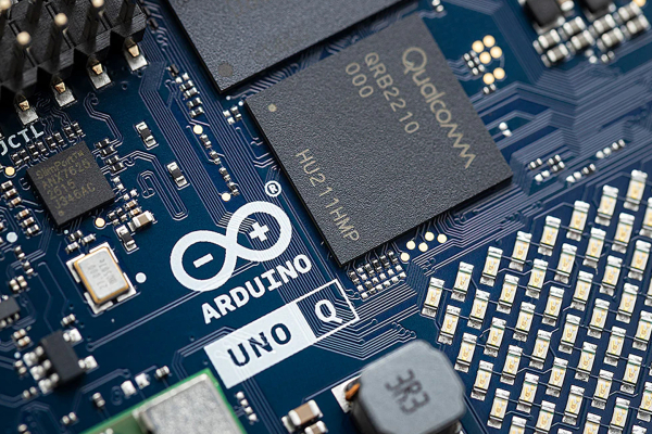 Arduino UNO Q Development Board (4GB LPDDR4, 32GB eMMC)