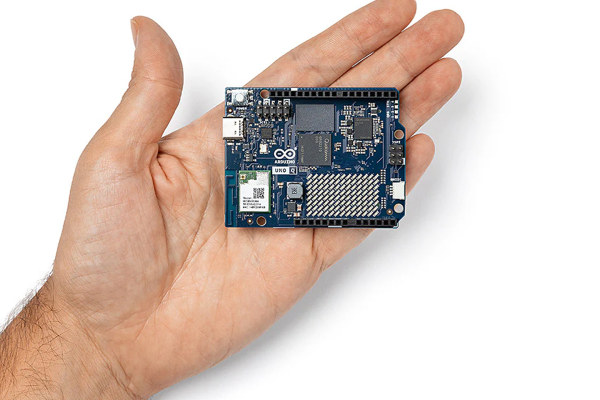 Arduino UNO Q Development Board (4GB LPDDR4, 32GB eMMC)