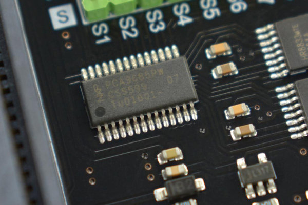 Driver Expansion Board - micro:Driver for micro:bit, 4 Motor, 8 Servo