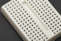 breadboard med strømskinner