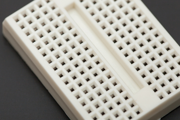 breadboard med strømskinner