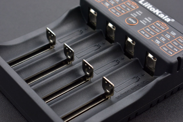 Smart Multifunctional Charger, 4 Slots, Li-ion/Ni-MH, LED Indicators